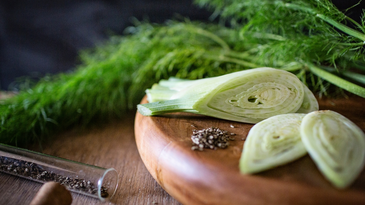 Erva doce cortada em uma tábua de madeira.