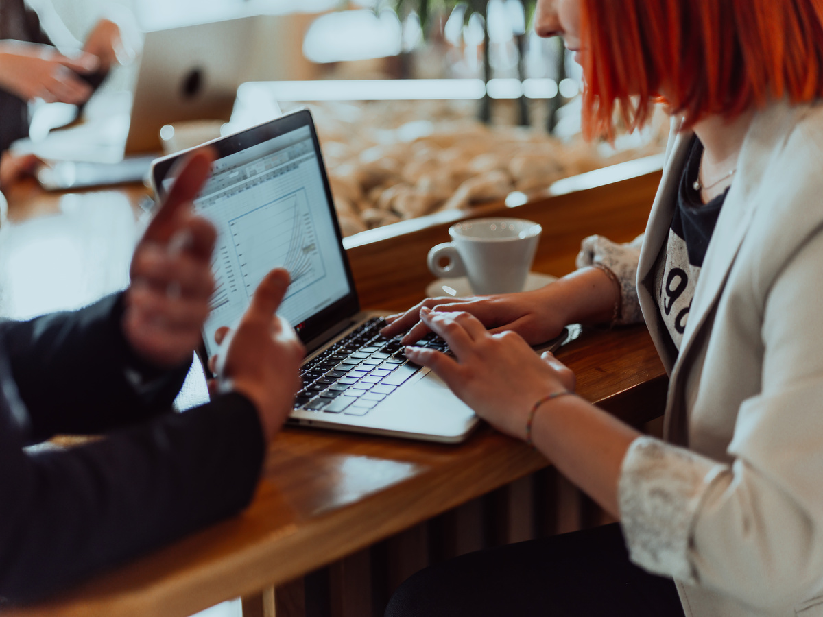 Duas pessoas conversando em um café sobre trabalho