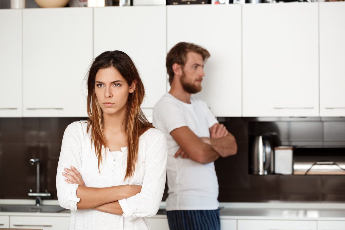 Casal brigando em cozinha