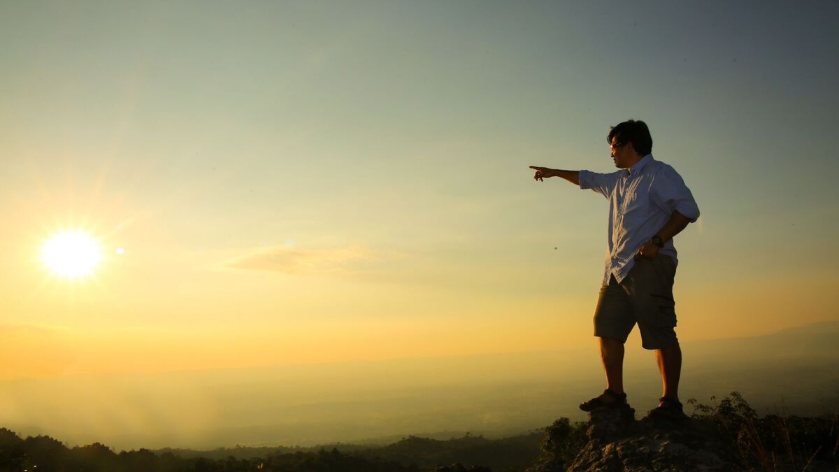 Foto de homem no pôr do sol.