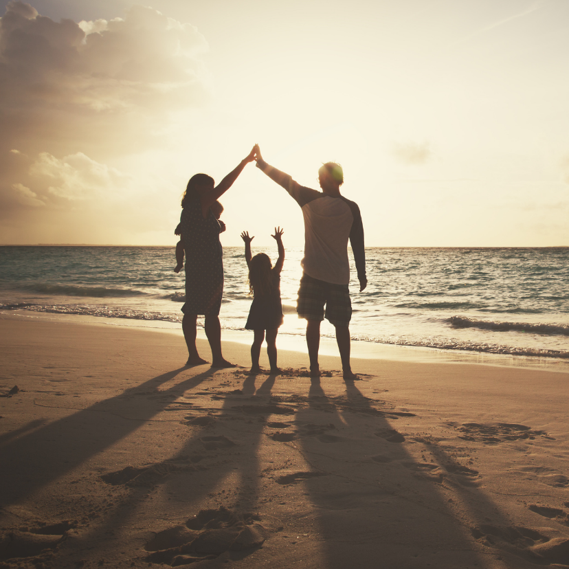 familia na areia da praia no por do sol