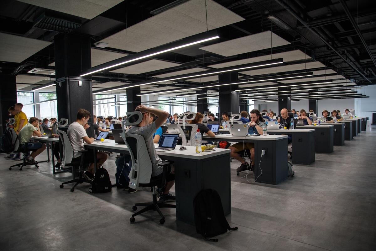 Pessoas trabalhando dentro de um escritório. 