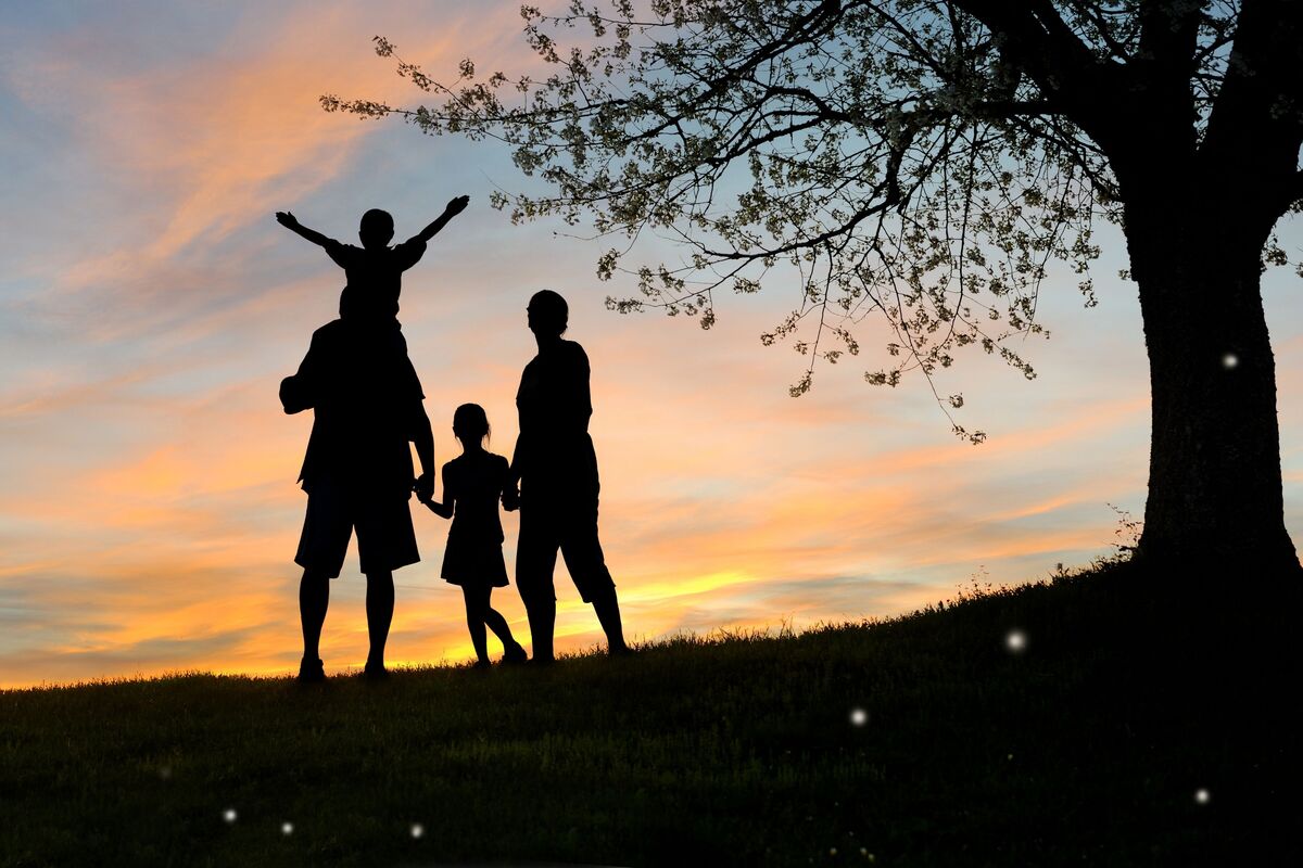 Família feliz em parque.