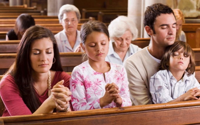 Sonhar com pessoas na igreja cheia