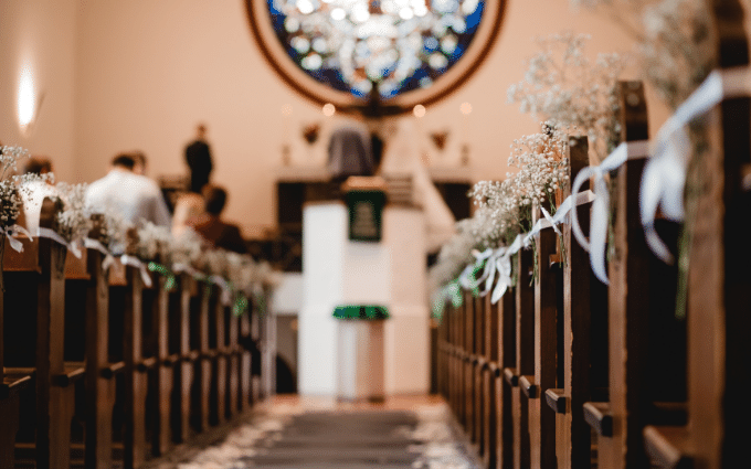 Várias pessoas rexando em uma igreja durante um sonho