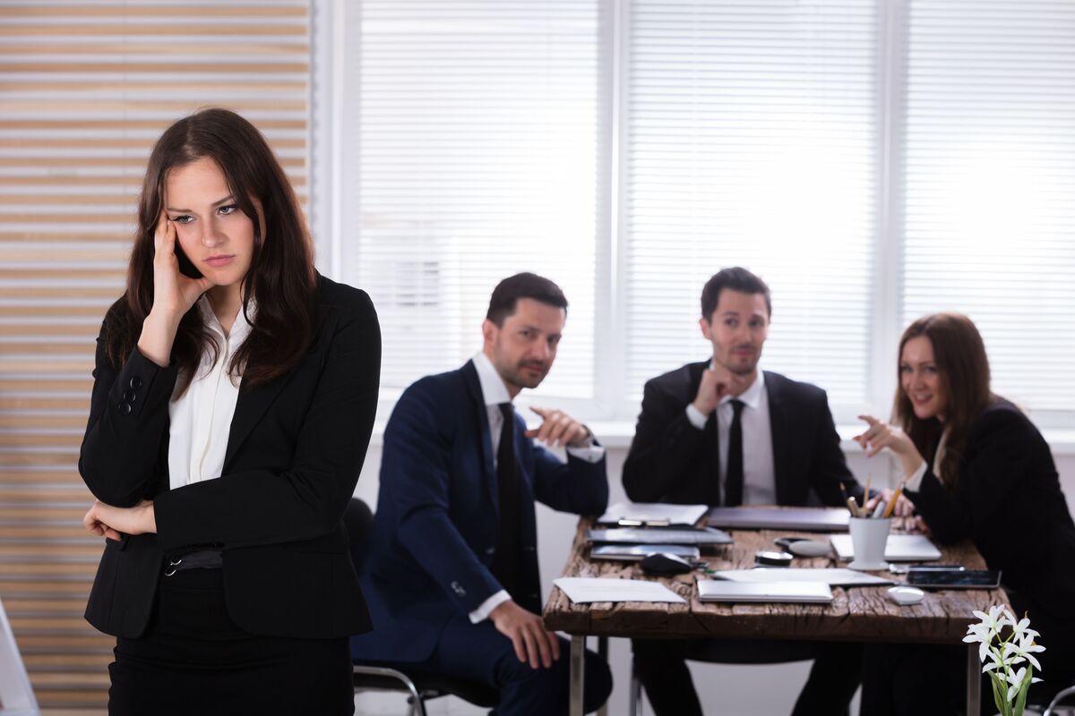 Colegas de trabalho fazendo fofoca.