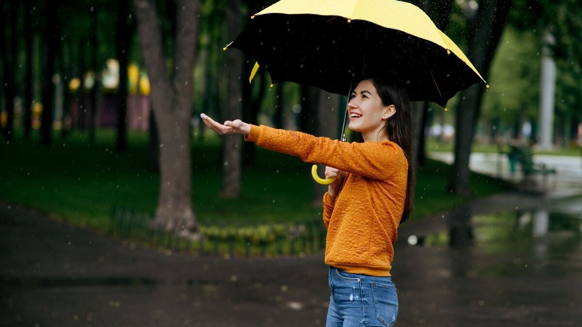 Mulher de guarda chuva.