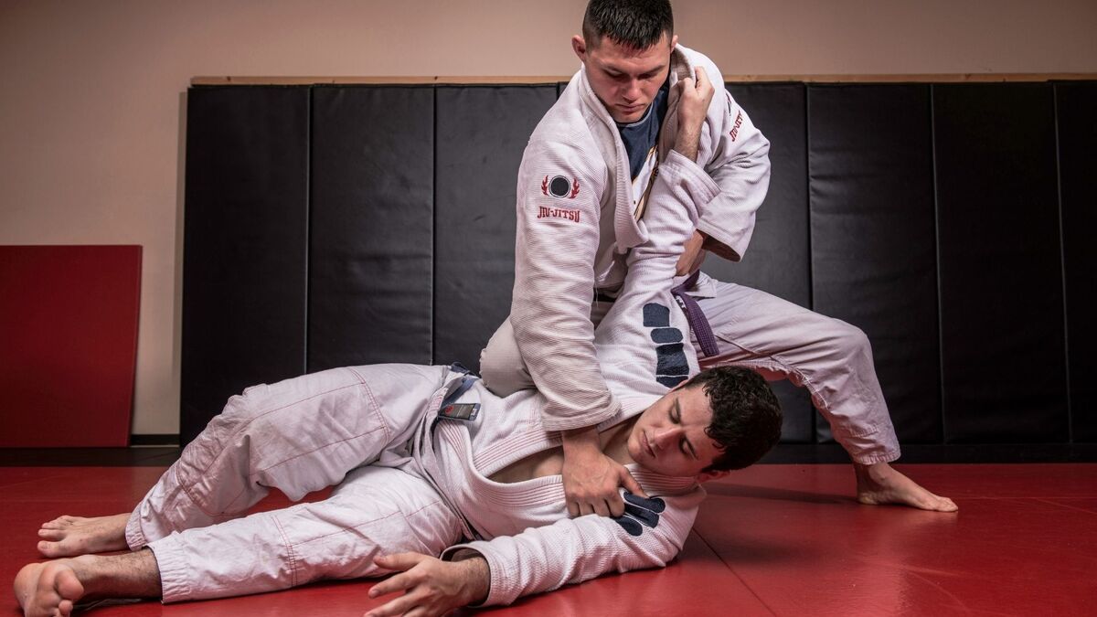 Dois lutadores de Jiu Jitsu.