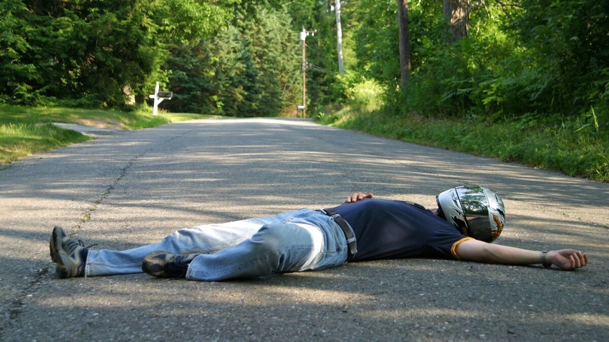 Homem morto no meio da rua.