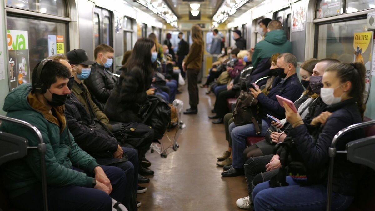 Metrô com várias pessoas dentro.