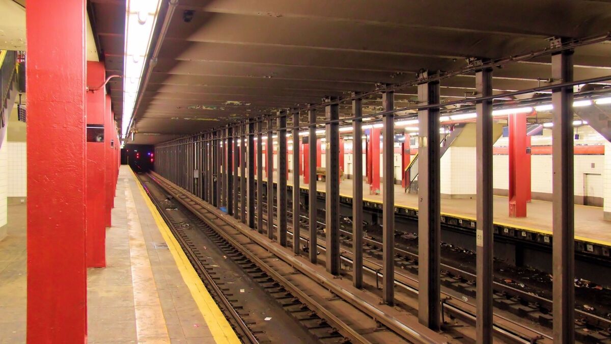 Estação de metrô vazia.