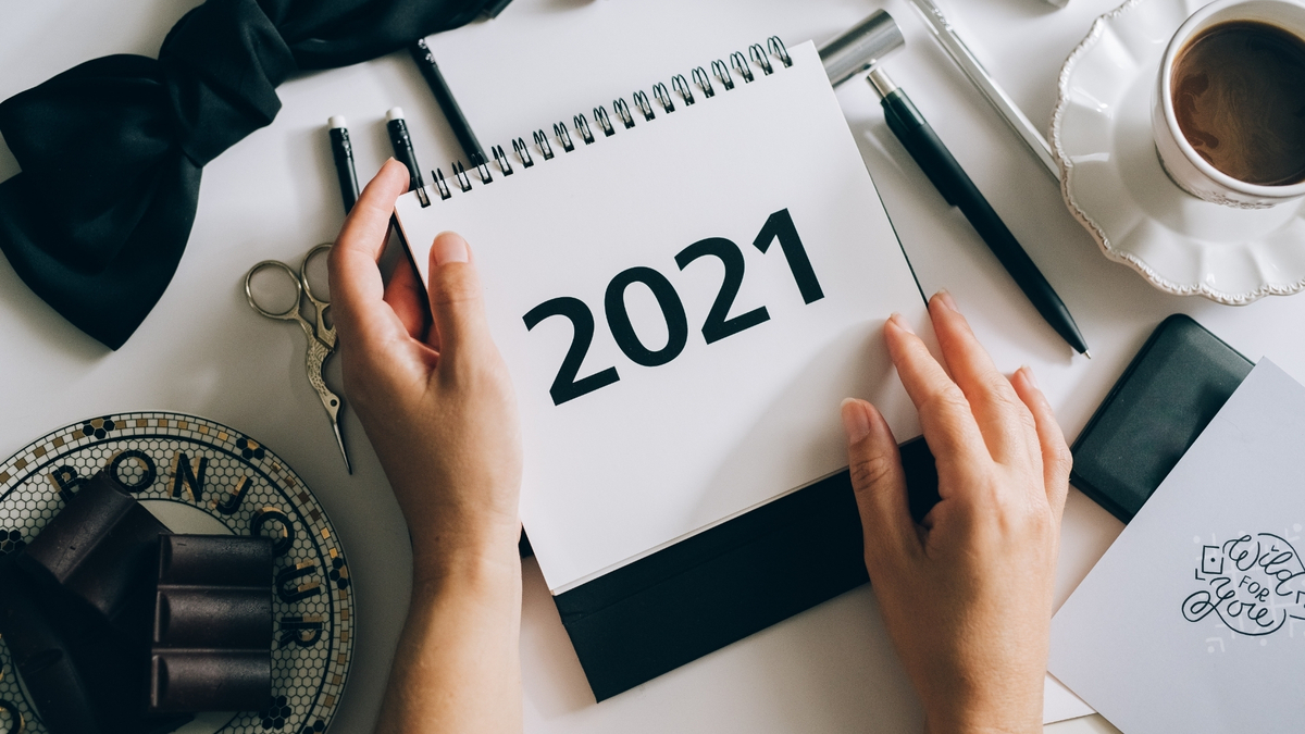 Calendário com o número 2021.