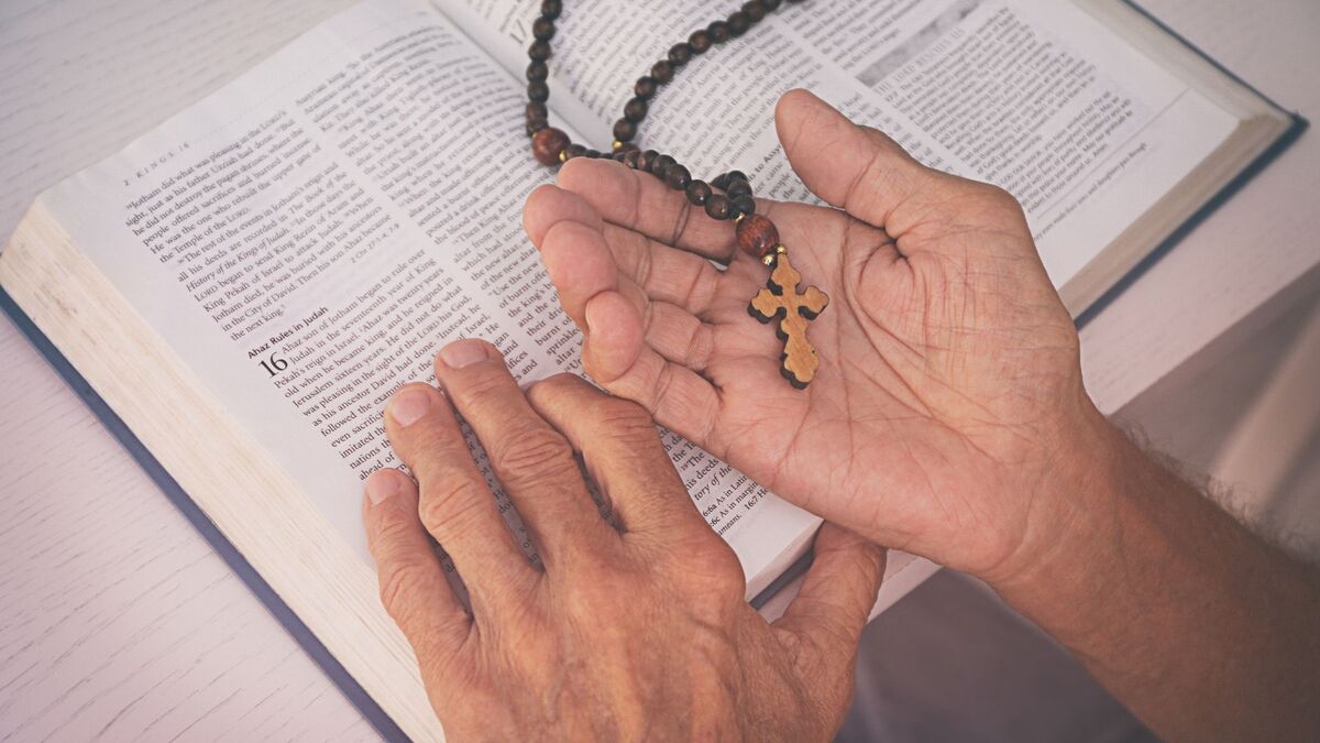 Crucifixo dentro de uma bíblia.