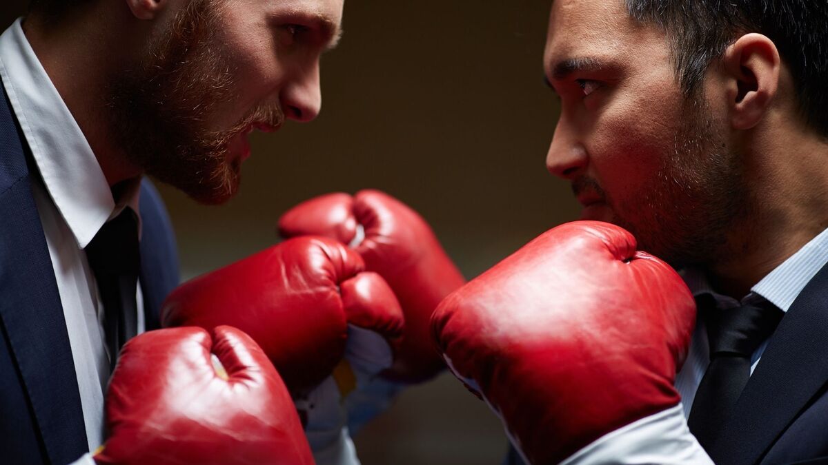 Dois executivos com luvas de boxe.