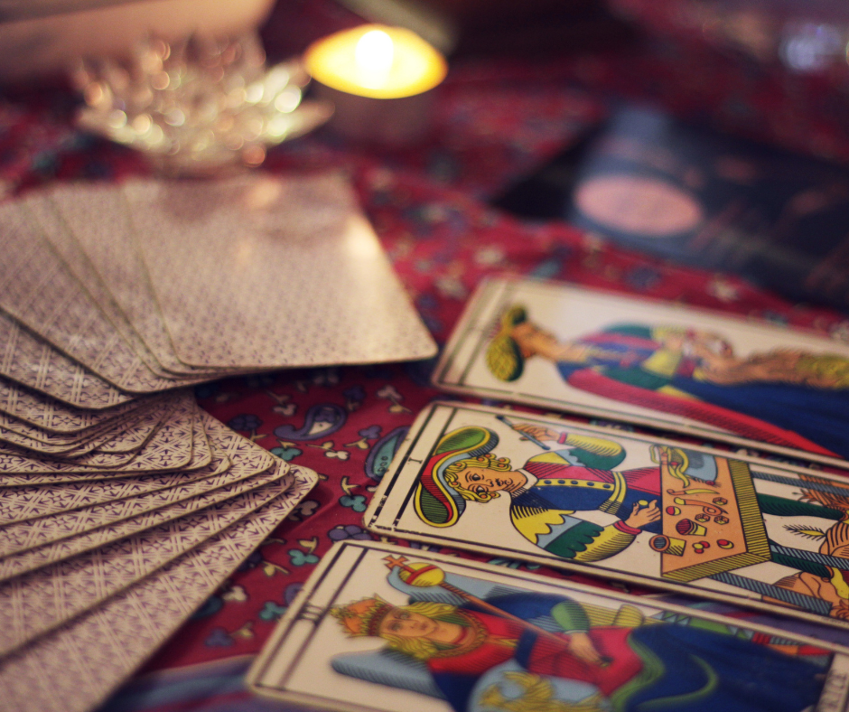 cartas de tarot na mesa