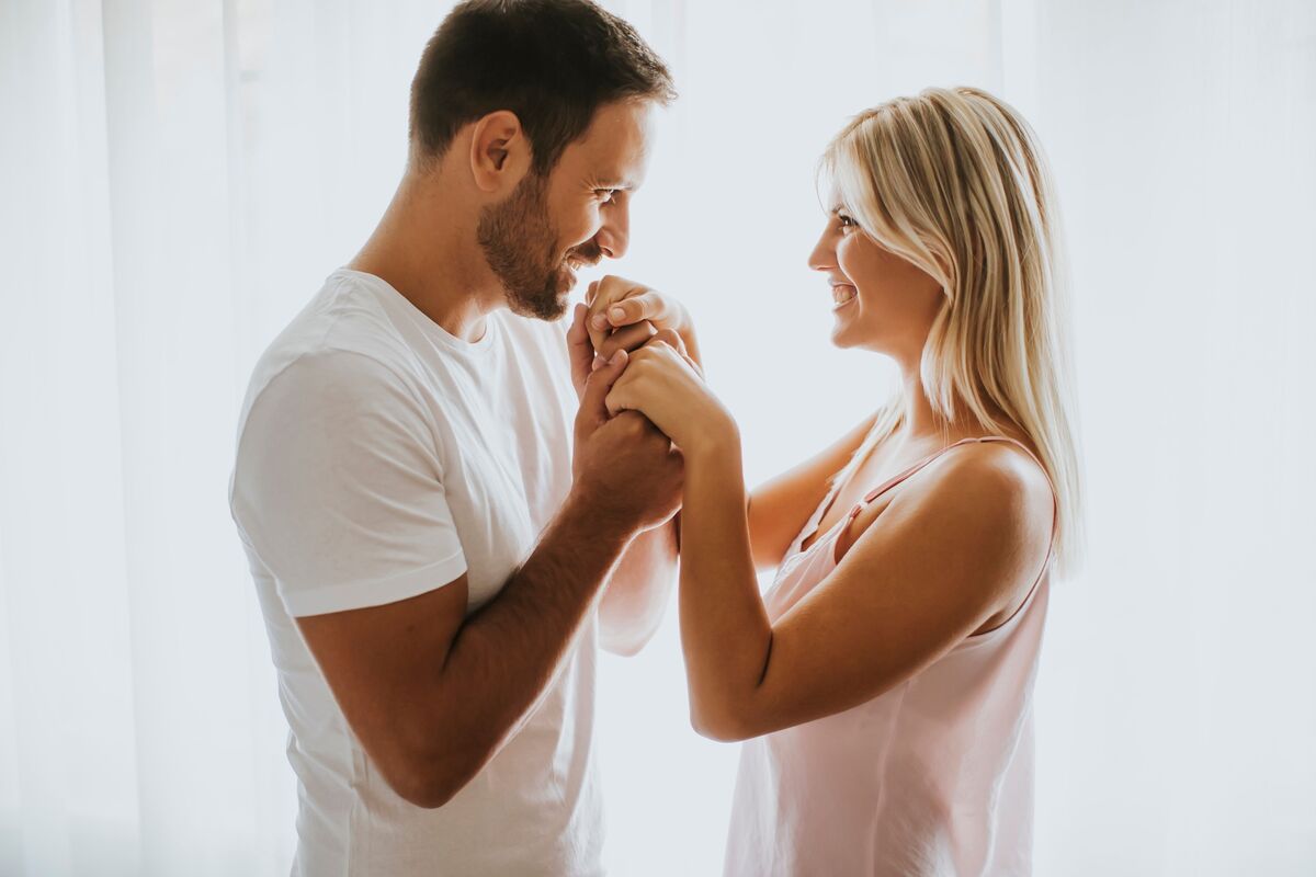 Casal apaixonado de mãos dadas.