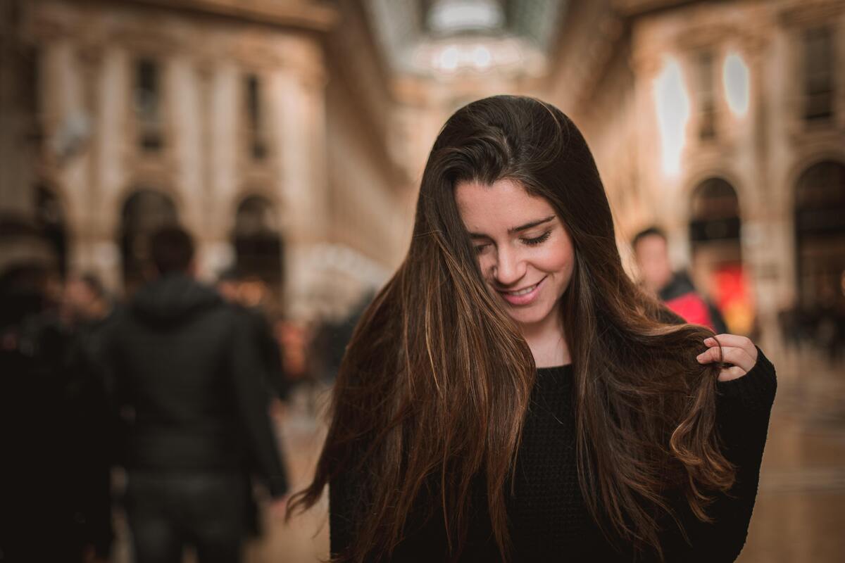 Mulher com cabelo longo.