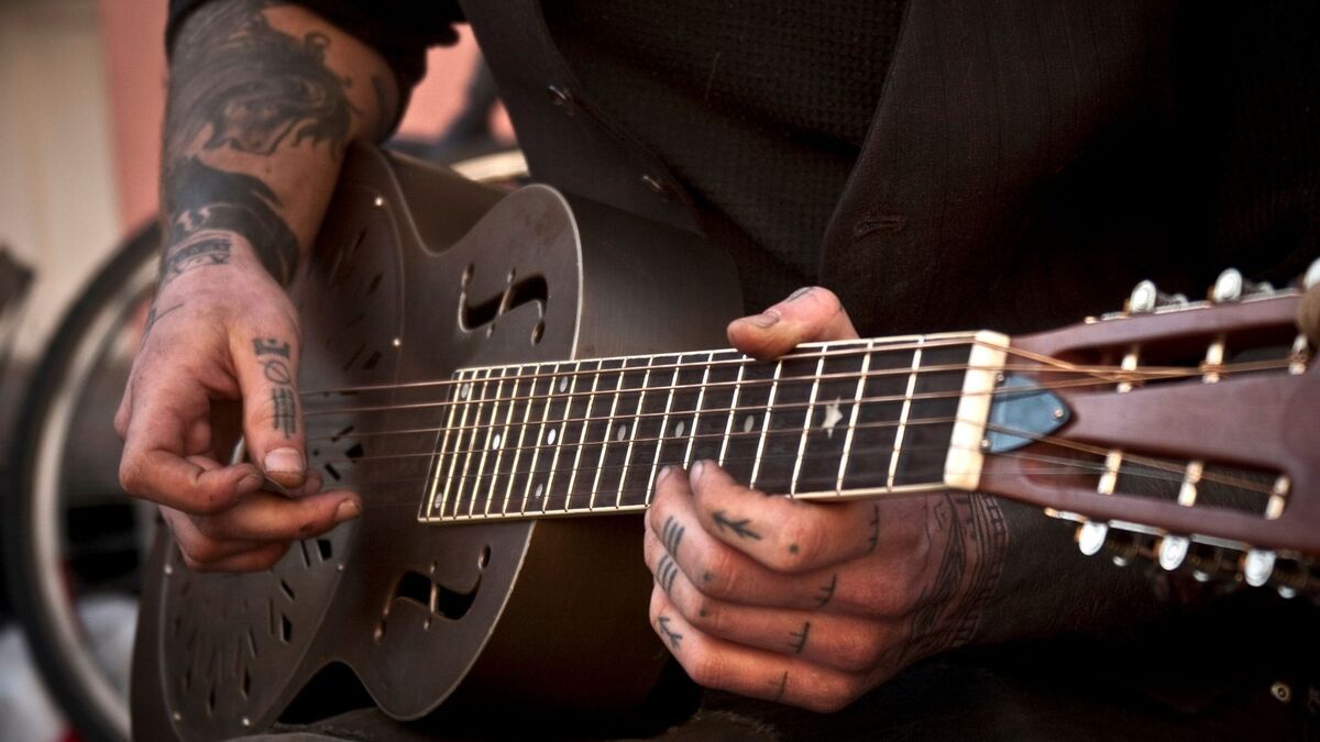 Cigano tocando violão.