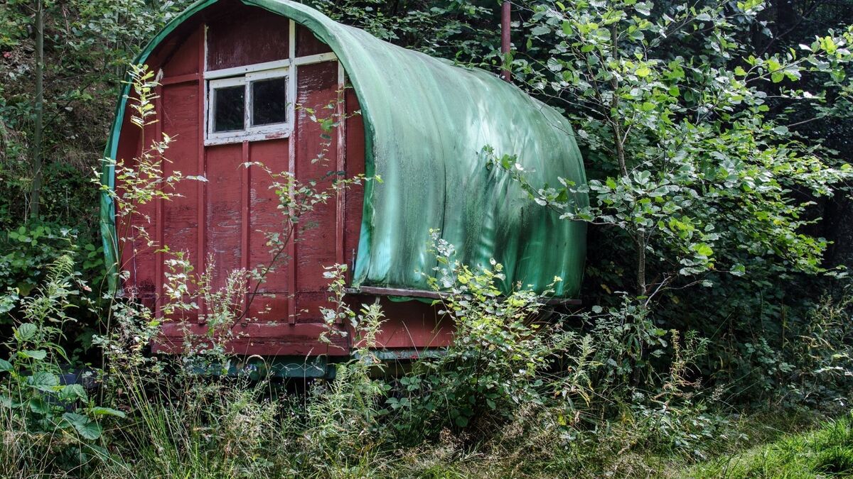 Carroça cigana abandonada.