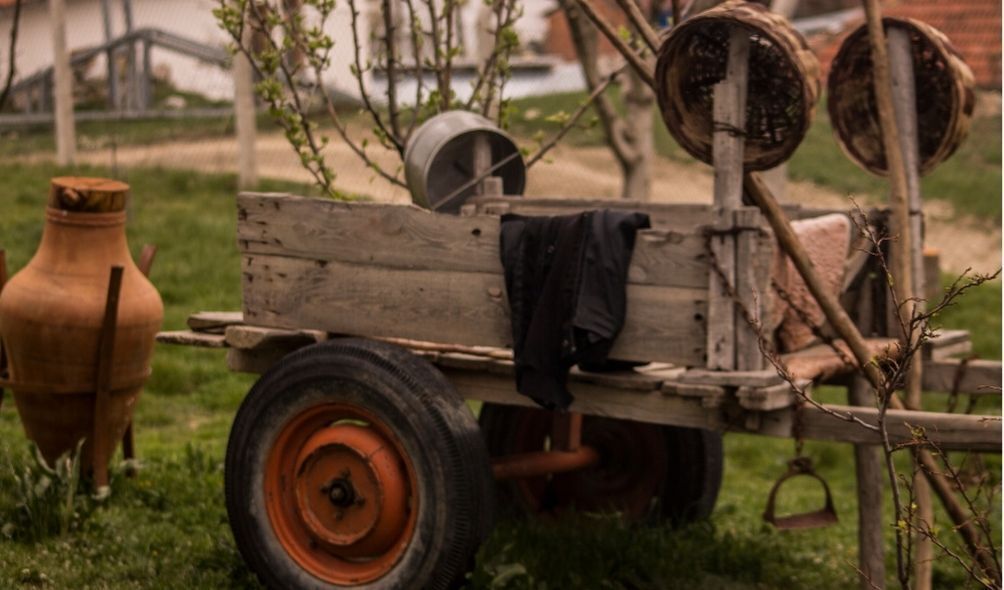 Imagem de carroça em fazenda