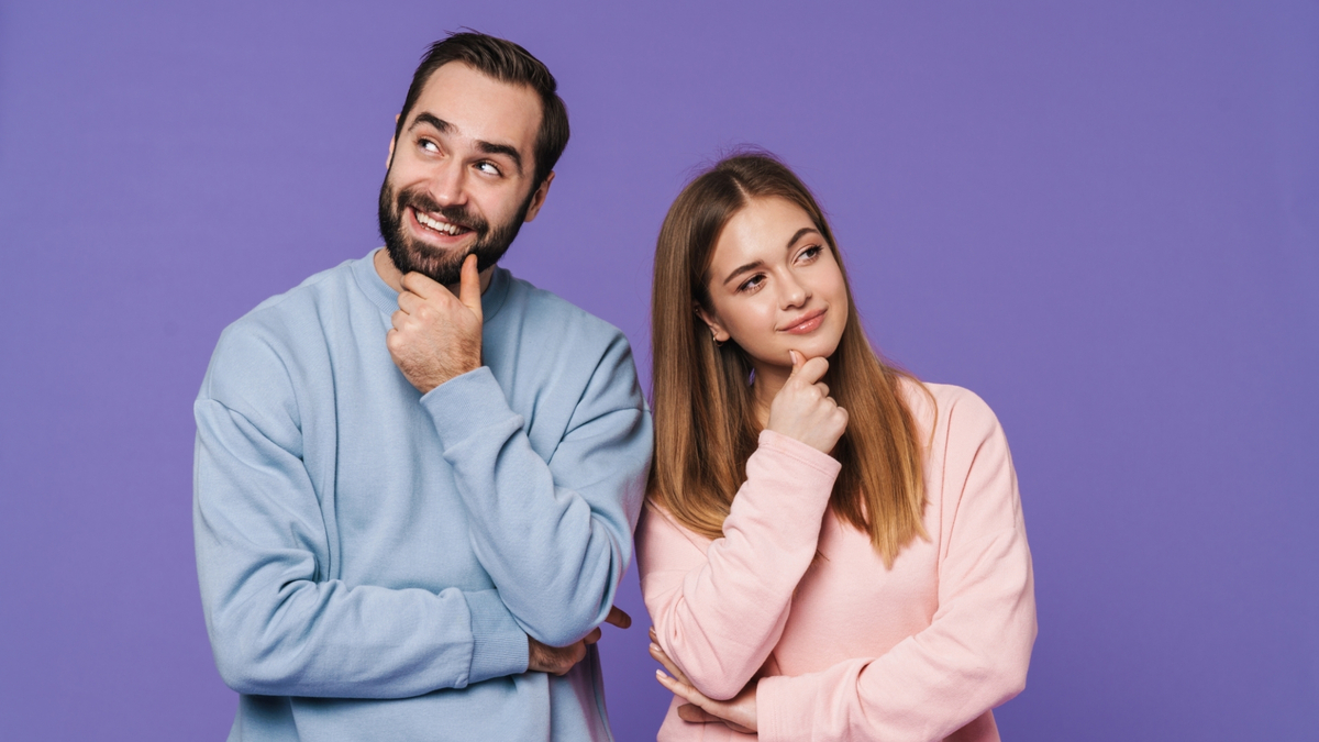 Casal pensando em um fundo roxo.