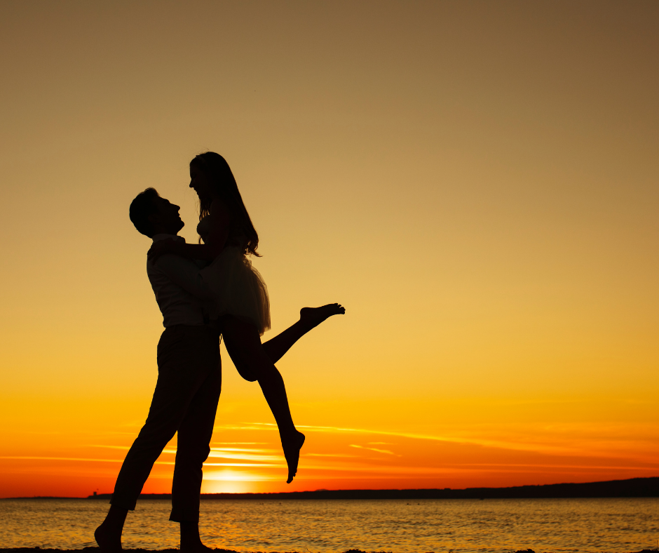 casal feliz na praia, abraços no por do sol