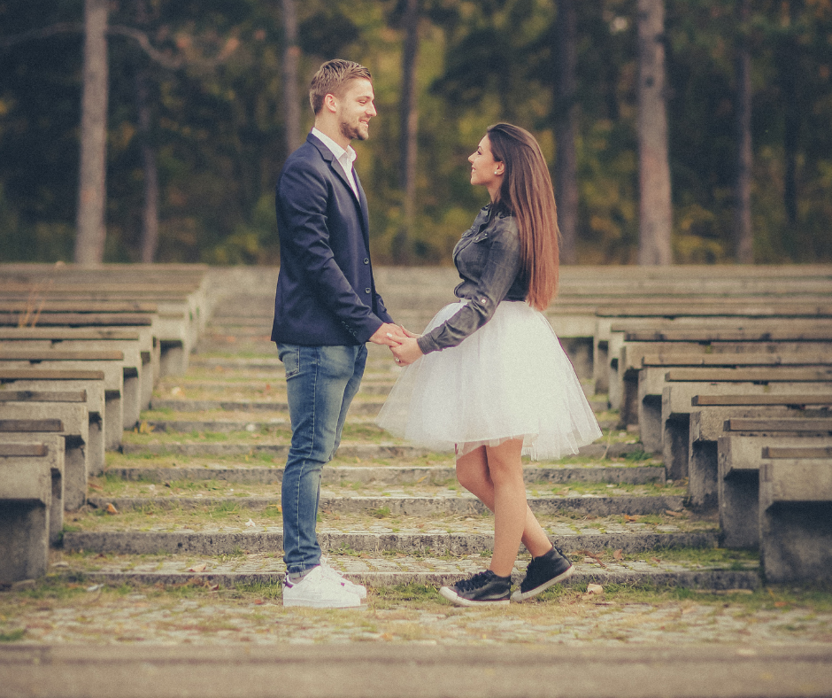 casal com as mãos dadas