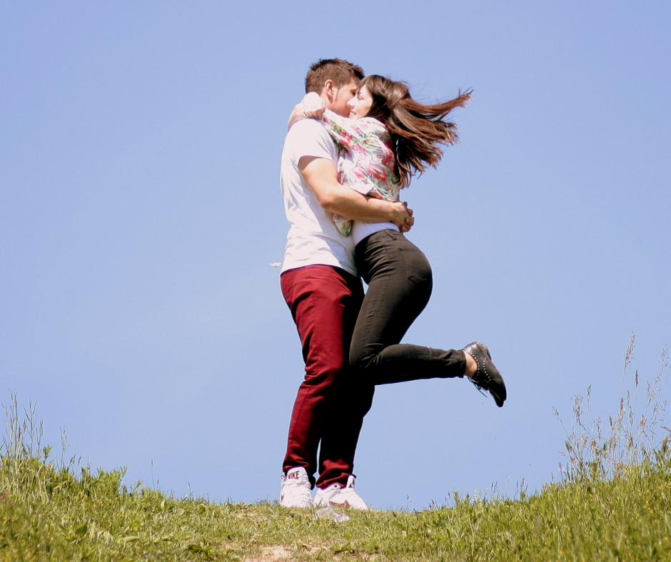 casal se abrançando