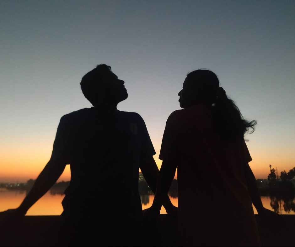 casal observando o por do sol