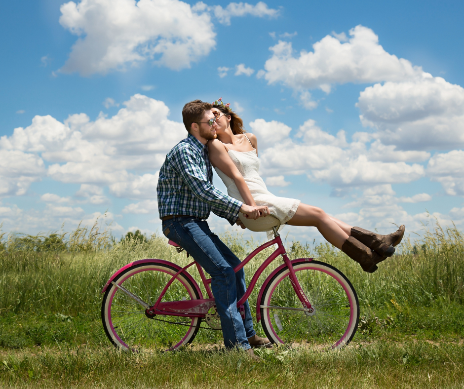 casal andando de bicicleta