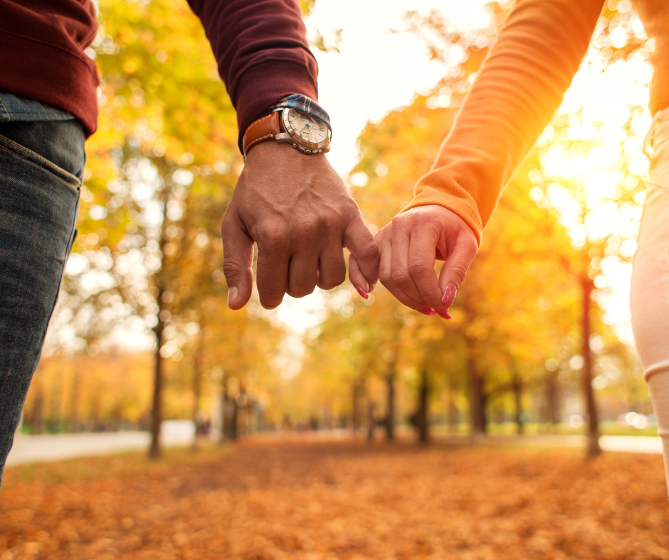 mãos entrelaçadas de um casal