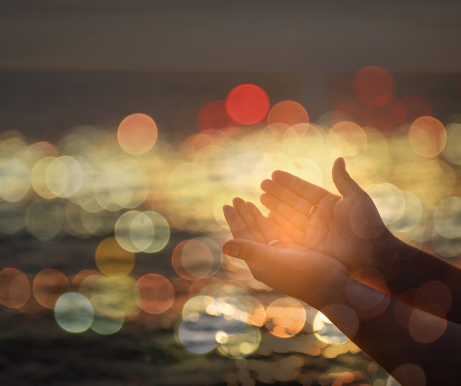 mãos estendidas em uma oração