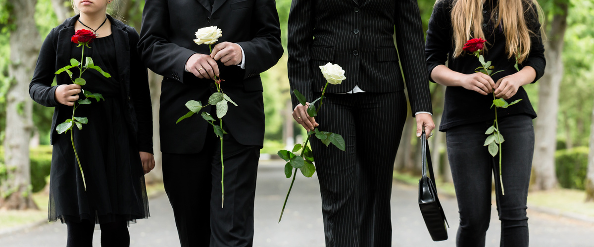 Irmãos segurando flores em velório