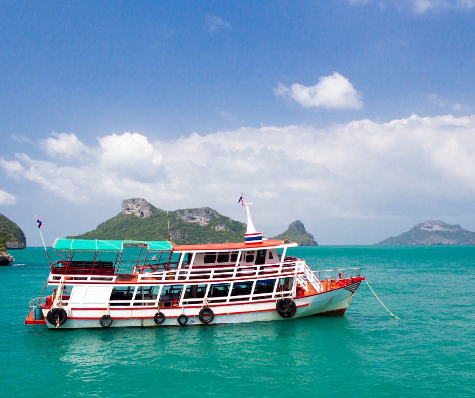 barco no mar azul