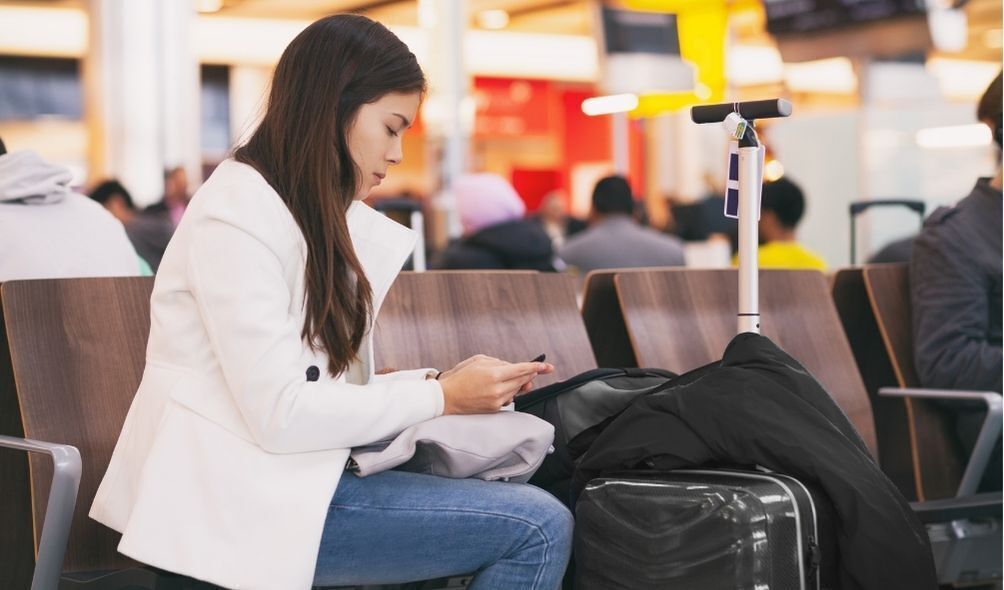 Mulher atrasada no aeroporto