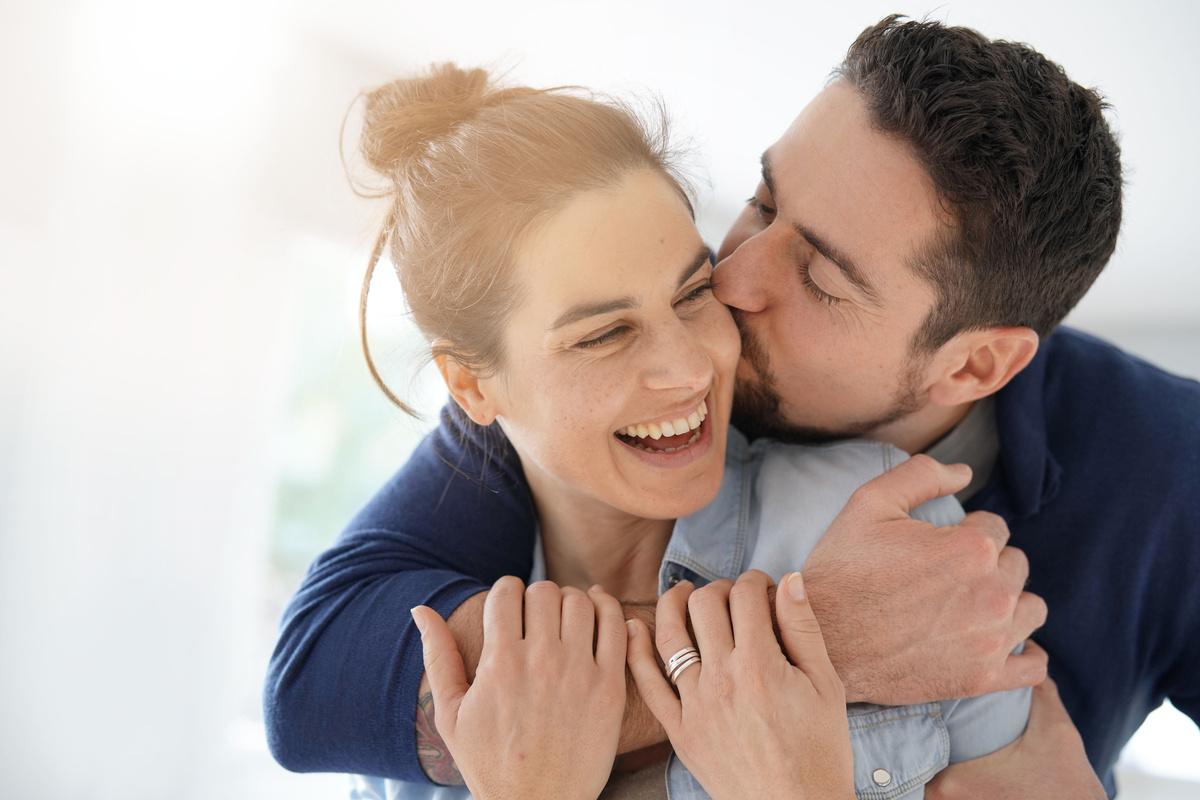 Casal feliz se abraçando