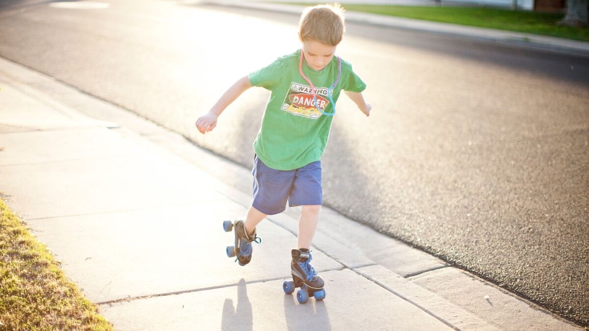 Criança andando de patins.