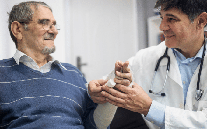 Médico fazendo exame em paciente