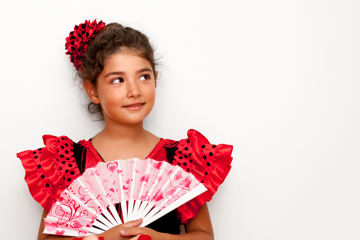 Menina vestida de cigana com leque