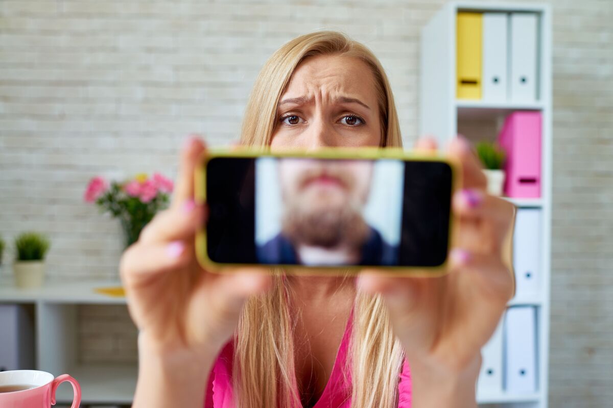 Mulher segurando foto de barba.