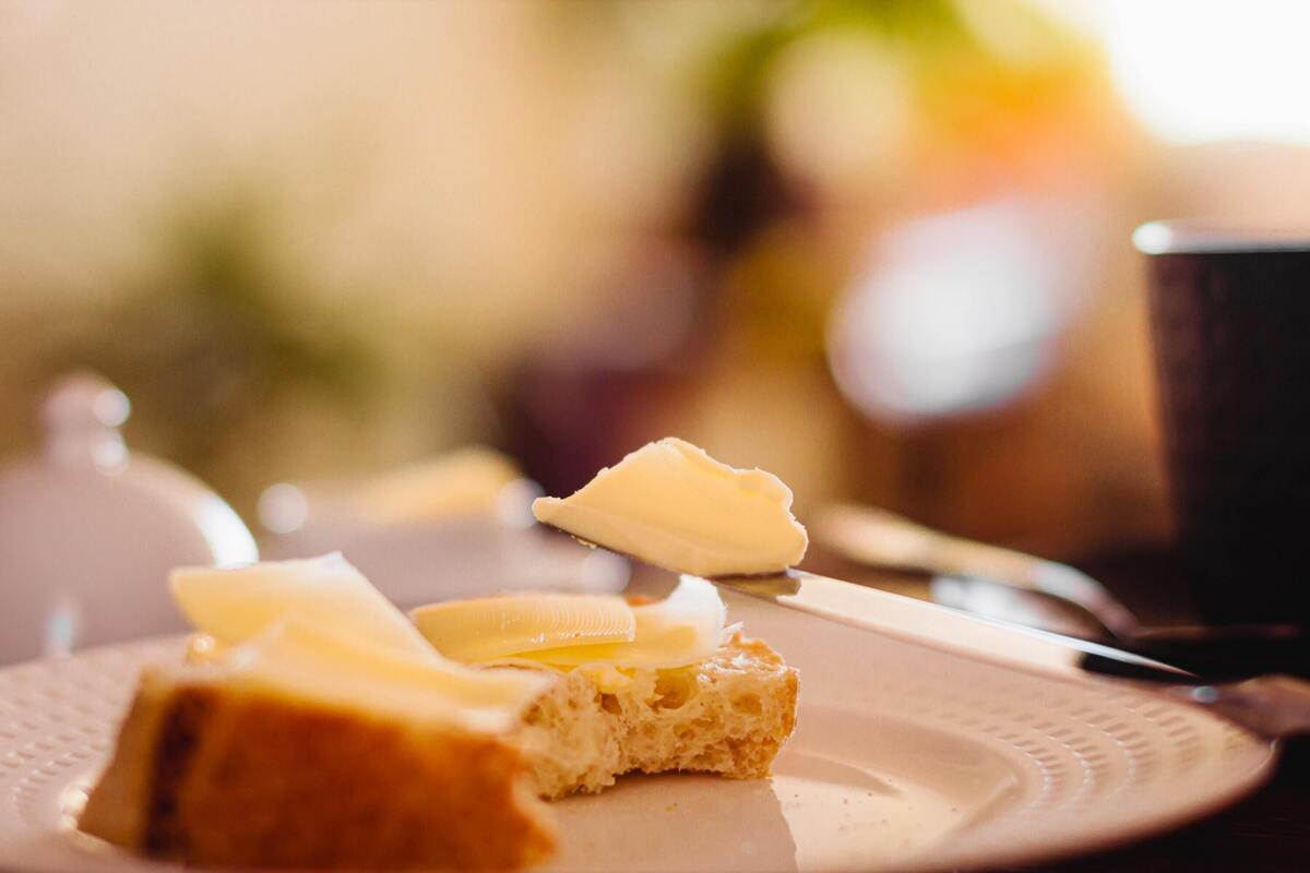 Pão com manteiga.