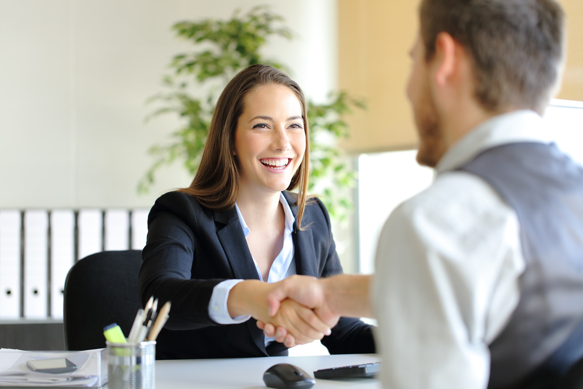 Mulher feliz aceitando proposta de emprego