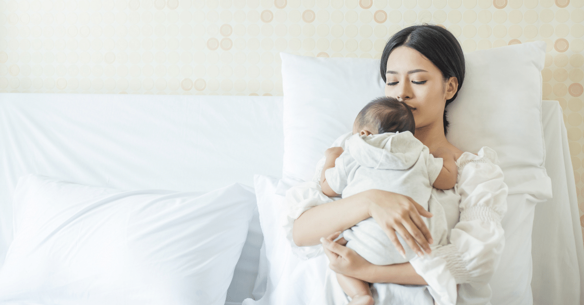 Mulher conhecida com bebê no colo durante um sonho