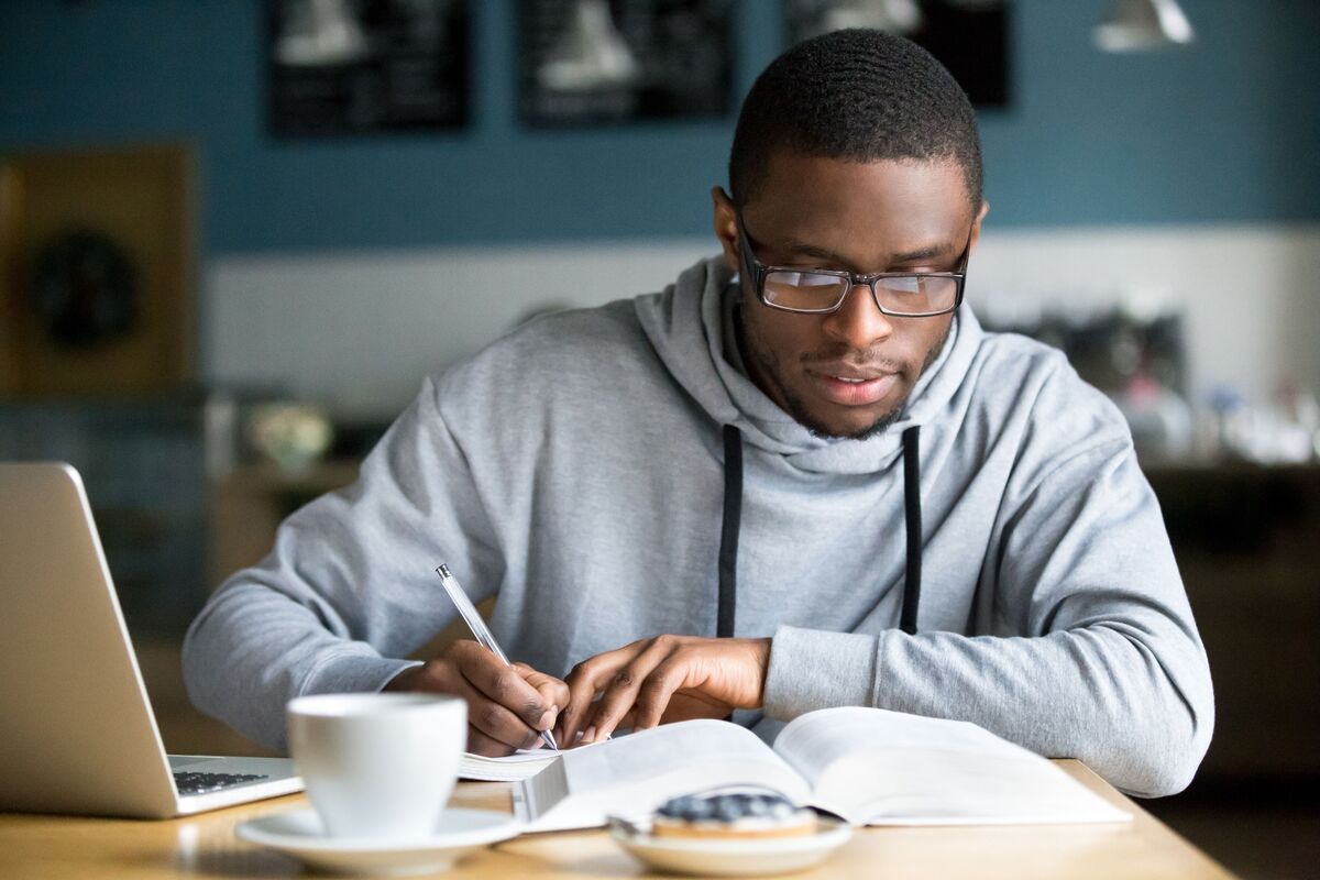 Homem estudando.