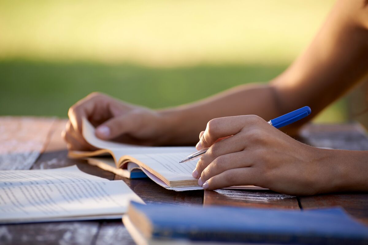 Pessoa estudando ao ar livre.