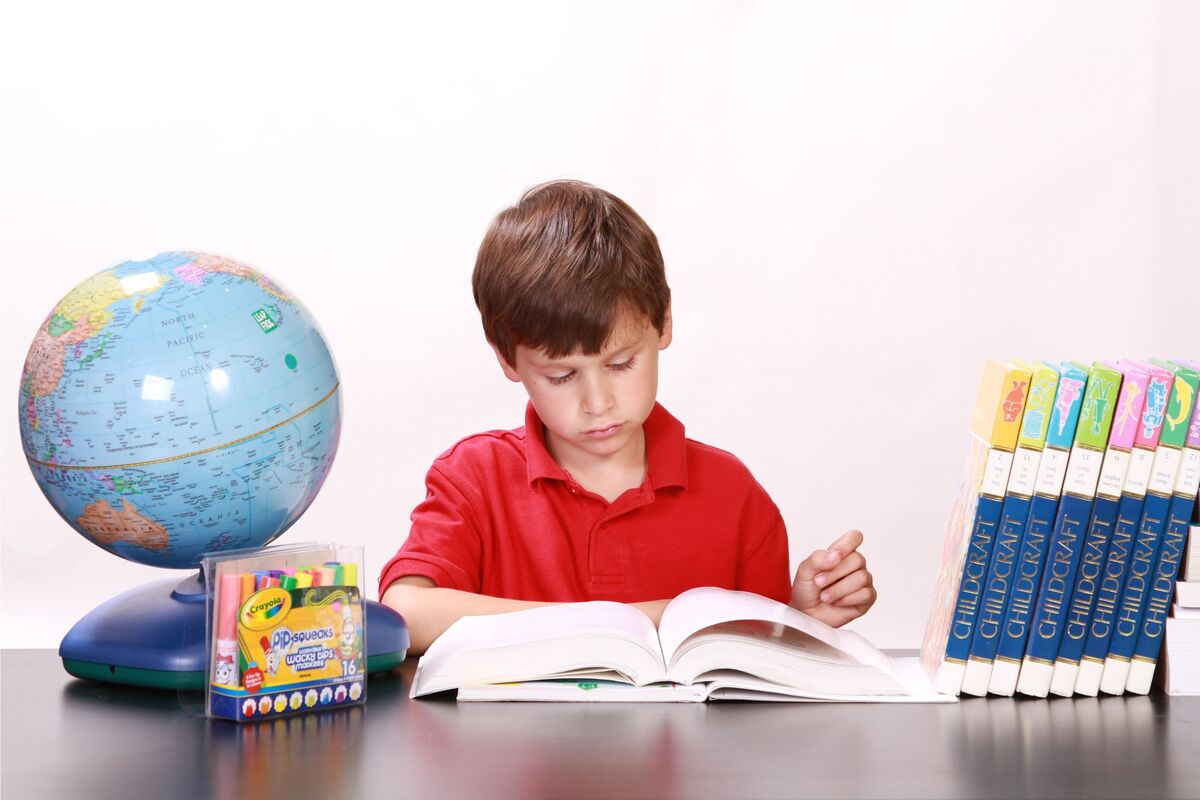 Criança estudando.