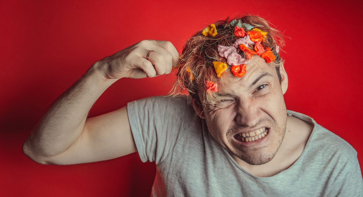 Homem com vários chicletes grudados no cabelo