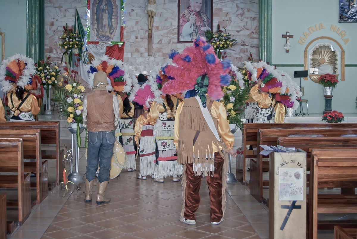 Devoção a Nossa Senhora de Guadalupe em igreja