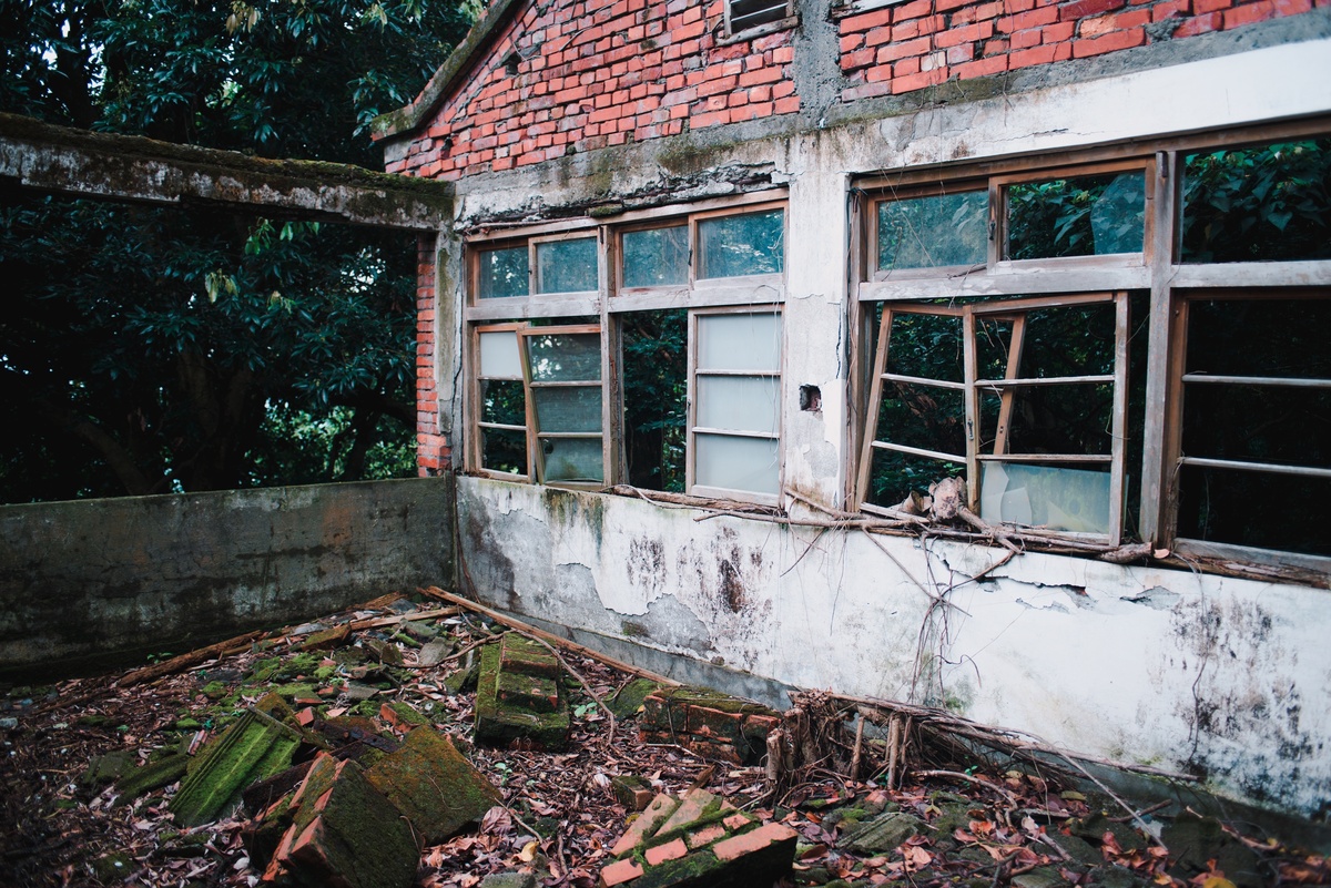 Exterior de casa mal cuidada e bagunçada.