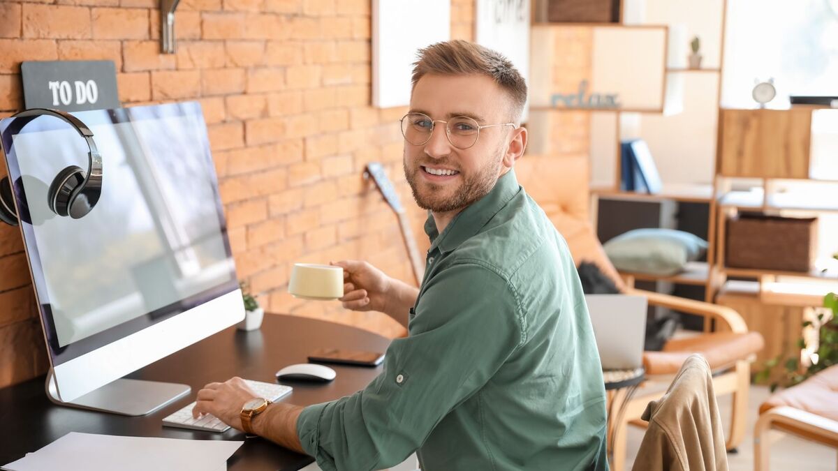 Homem mexendo em um computador.